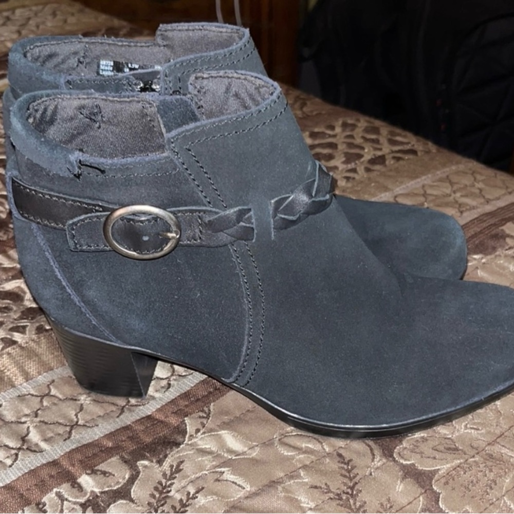 Clarks Womens Boots Size 8.5w Preowned